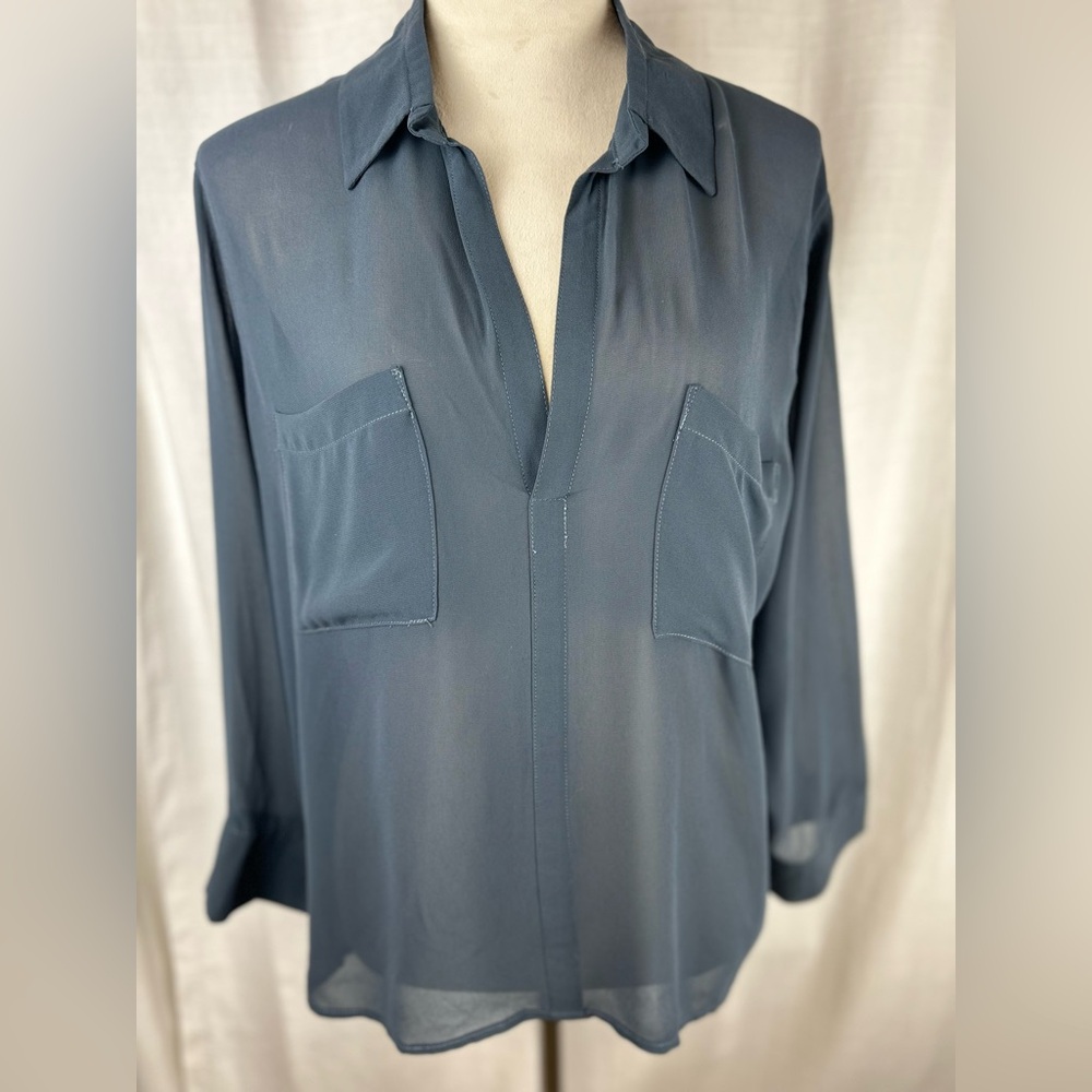 MacDougal and Houston Chic‎ Blue Women’s V-Neck Blouse. Size 2